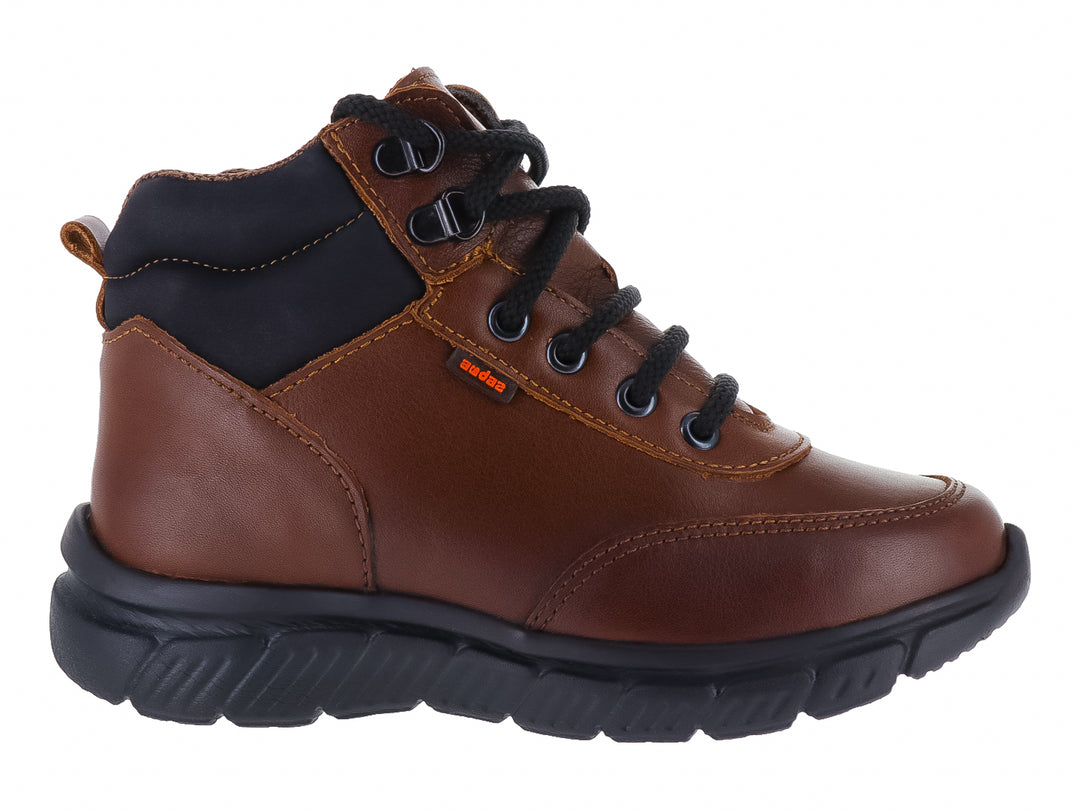 Botas casuales para niña en color café claro con detalles y suela negra, cierre de agujetas.