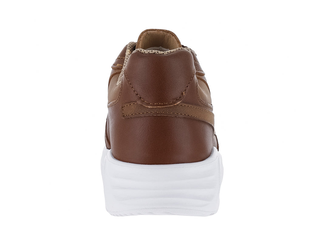 Tenis infantiles color miel con suela blanca y cordones.