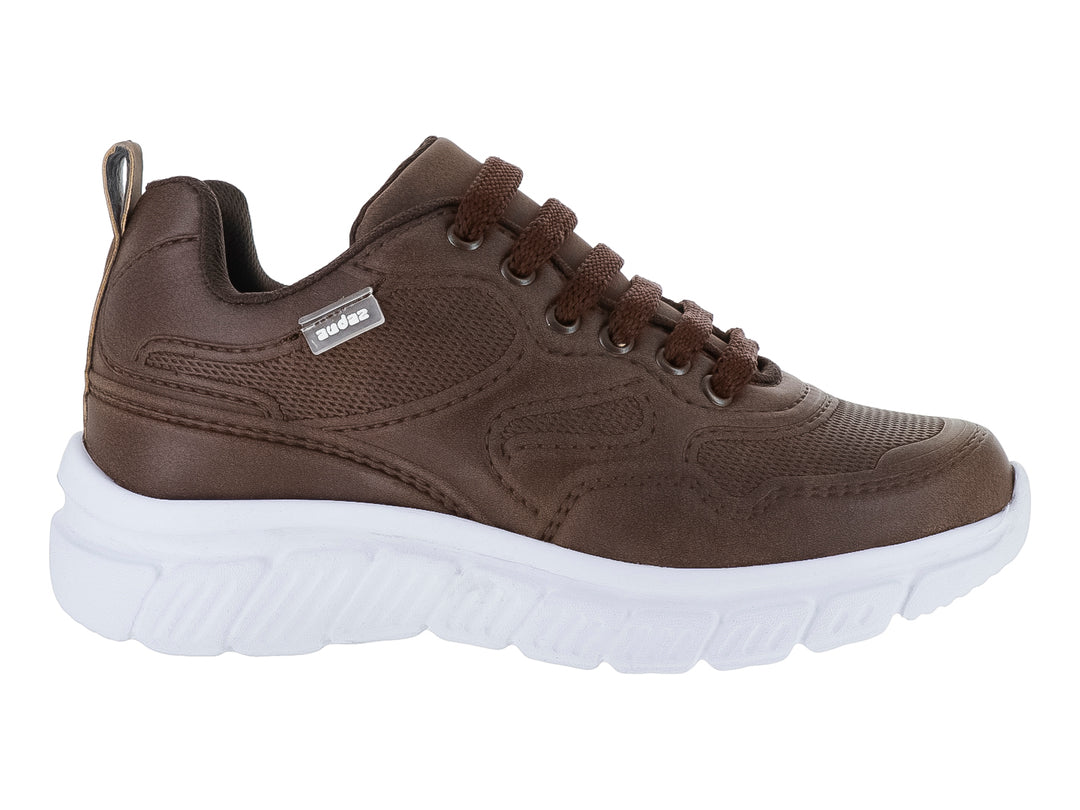 Tenis casuales para niña en color café con suela gruesa blanca y agujetas a juego.