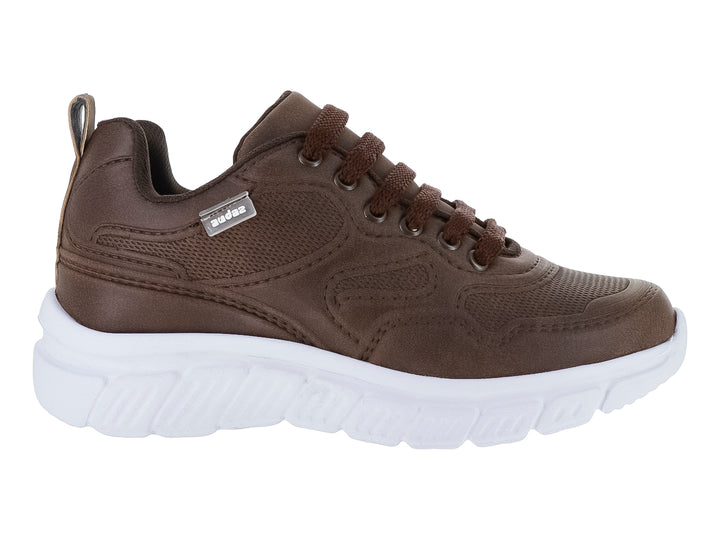 Tenis infantiles color café con suela blanca ancha y cordones.