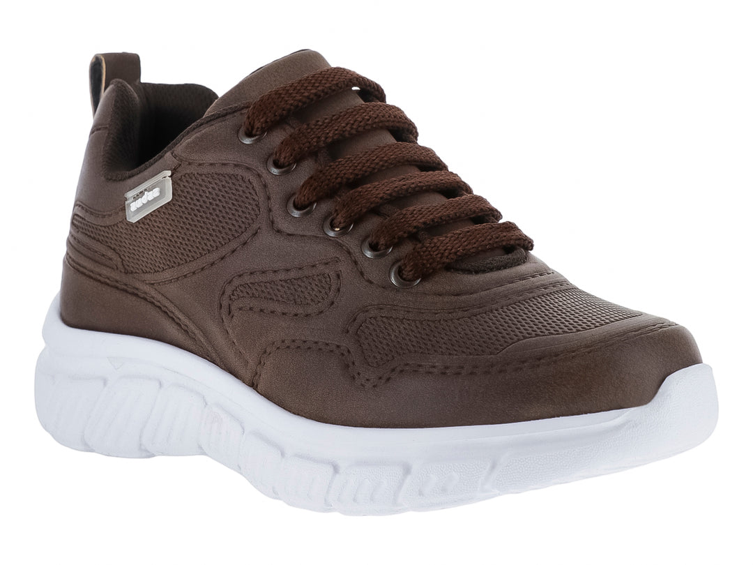 Tenis infantiles color café con suela blanca ancha y cordones.