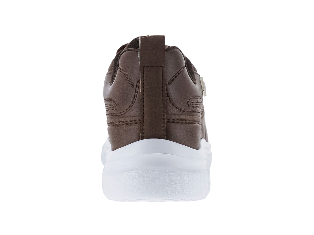 Tenis infantiles color café con suela blanca ancha y cordones.