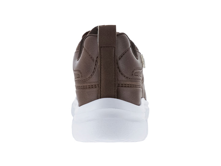 Tenis infantiles color café con suela blanca ancha y cordones.
