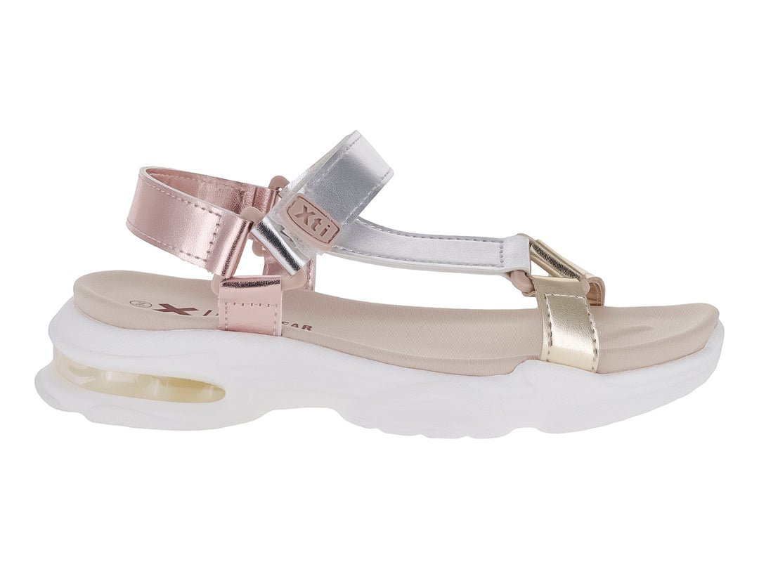 Sandalia de plataforma blanca con correas metálicas en tonos oro, plata y rosa.