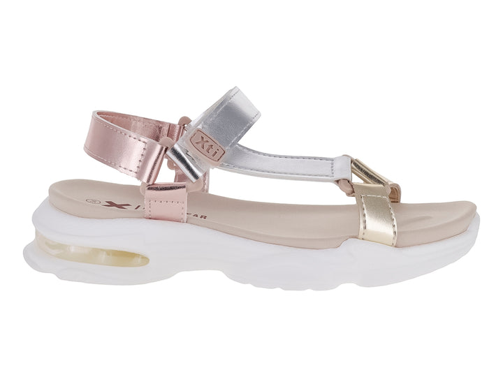 Sandalia de plataforma blanca con correas metálicas en tonos oro, plata y rosa.