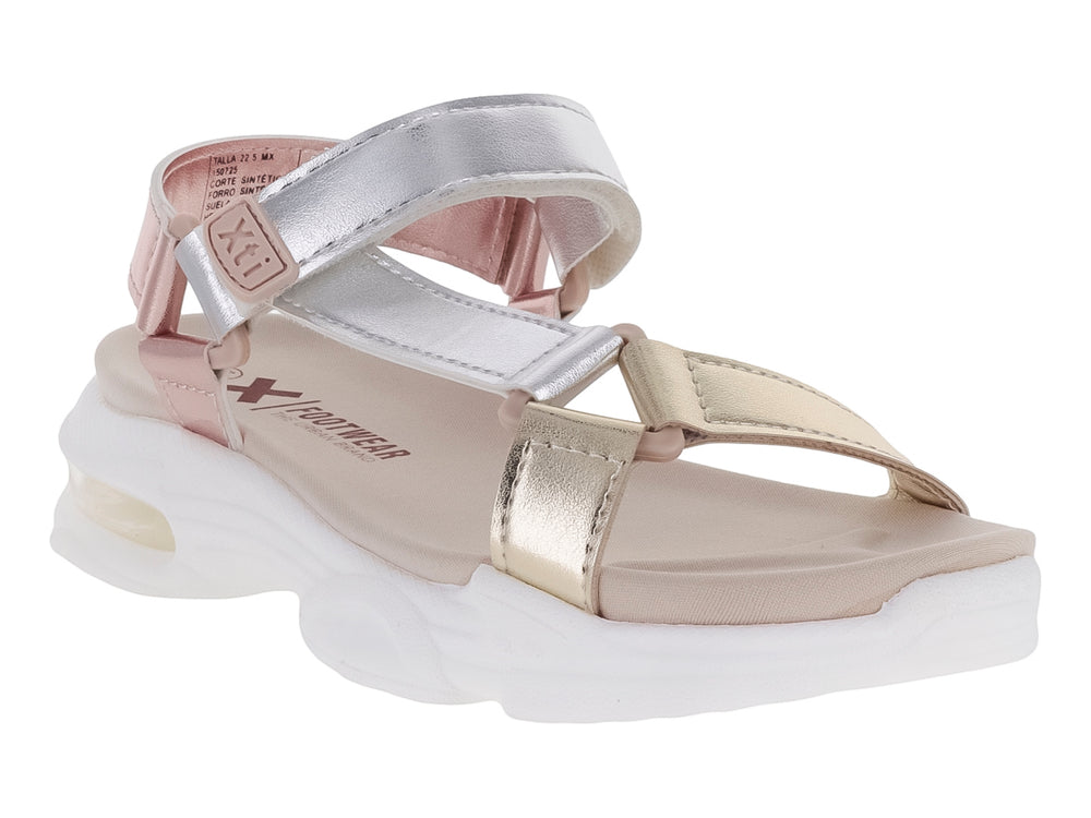 Sandalia de plataforma blanca con correas metálicas en tonos oro, plata y rosa.