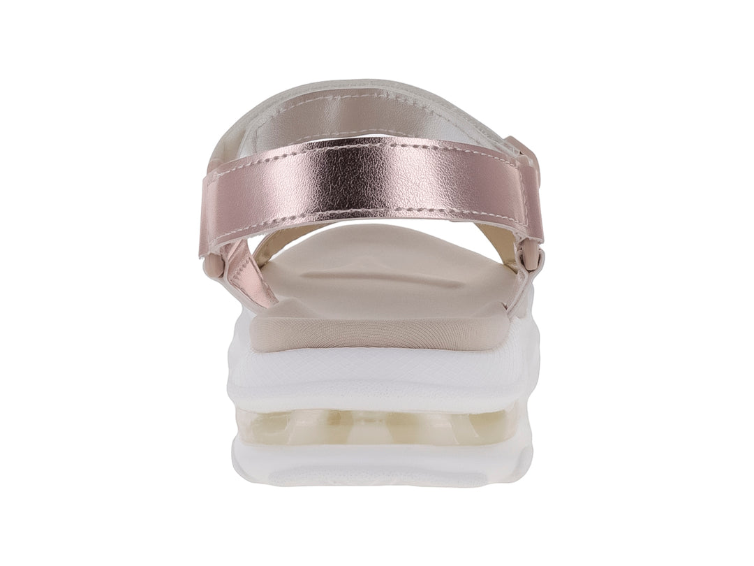 Sandalia de plataforma blanca con correas metálicas en tonos oro, plata y rosa.