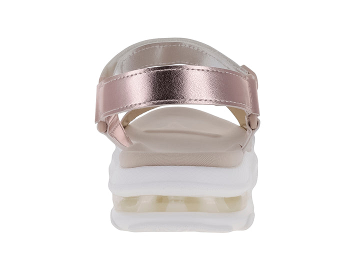 Sandalia de plataforma blanca con correas metálicas en tonos oro, plata y rosa.