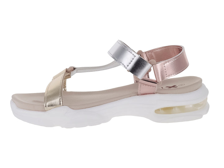 Sandalia de plataforma blanca con correas metálicas en tonos oro, plata y rosa.