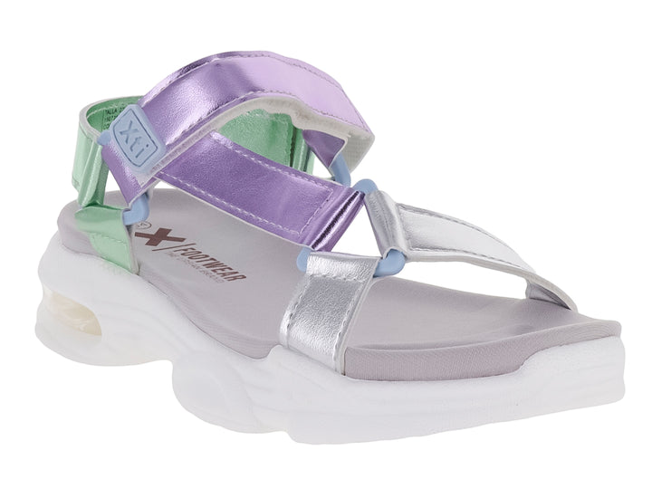 Sandalia XTI para niña en color plata con detalles morados y verdes, suela blanca de plataforma gruesa.