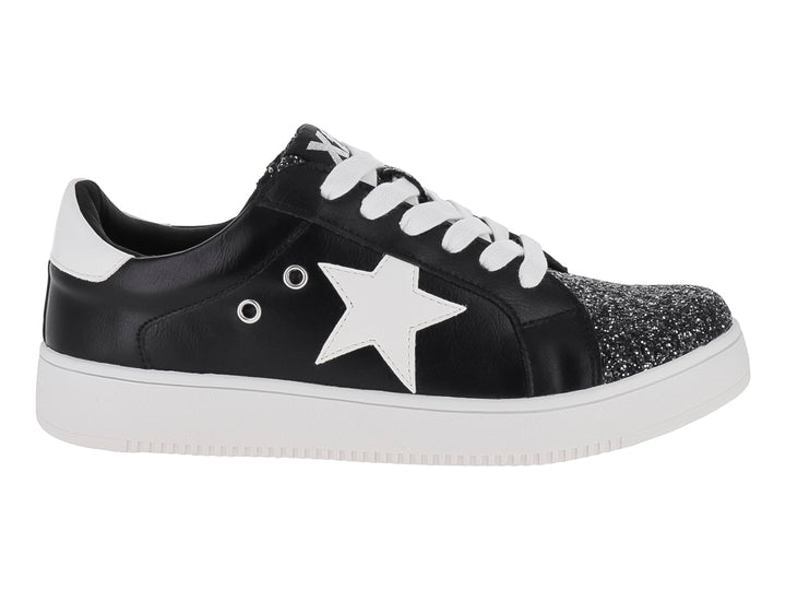 Tenis negros infantiles con estrella blanca, punta brillante y suela blanca.