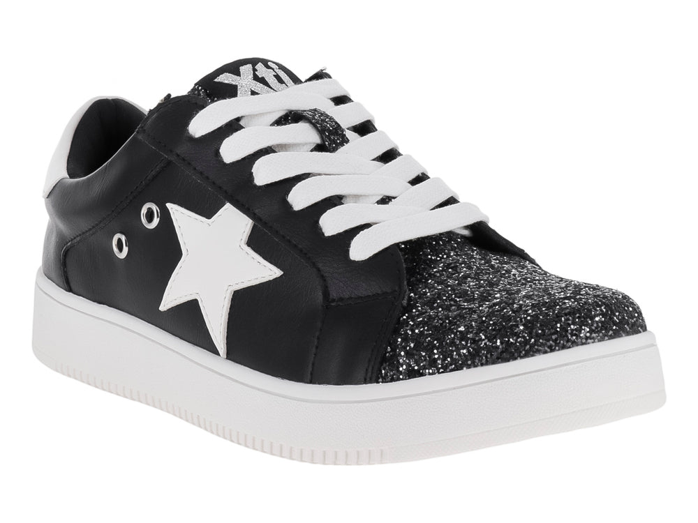 Tenis negros infantiles con estrella blanca, punta brillante y suela blanca.