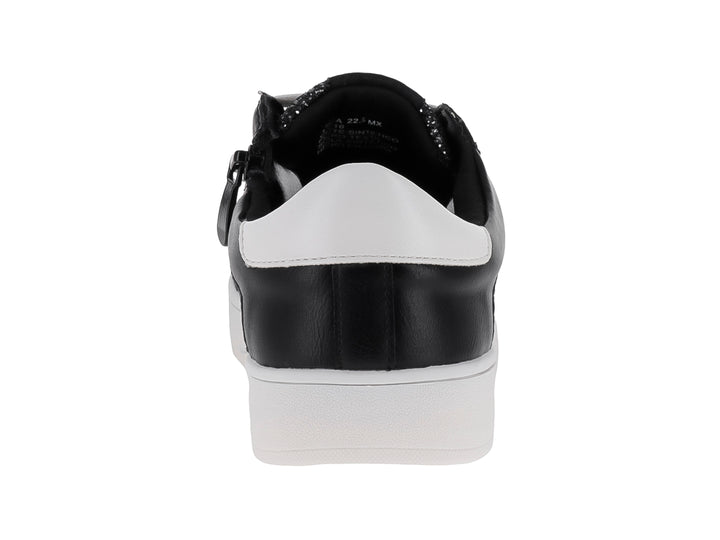 Tenis negros infantiles con estrella blanca, punta brillante y suela blanca.
