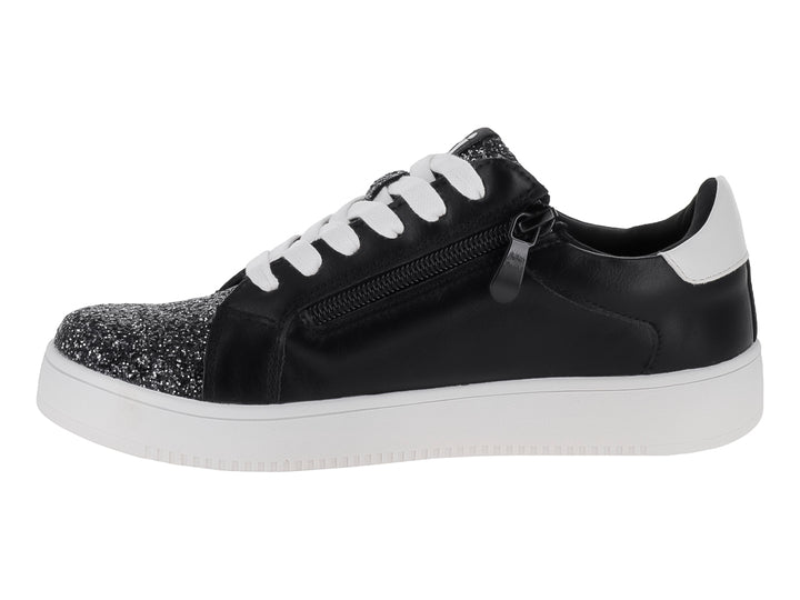 Tenis negros infantiles con estrella blanca, punta brillante y suela blanca.