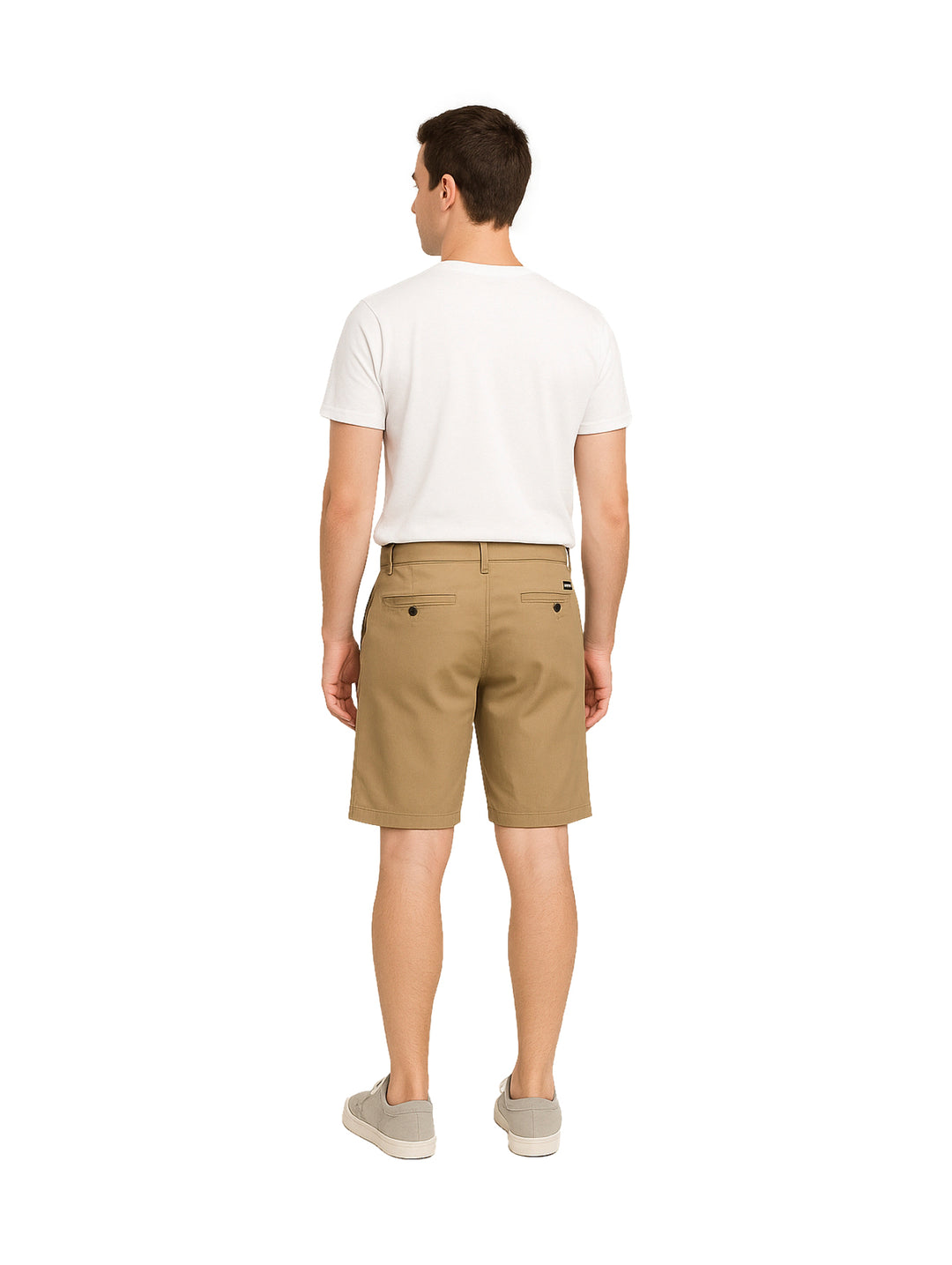 Hombre vistiendo shorts de gabardina color khaki y camiseta blanca sobre fondo blanco.
