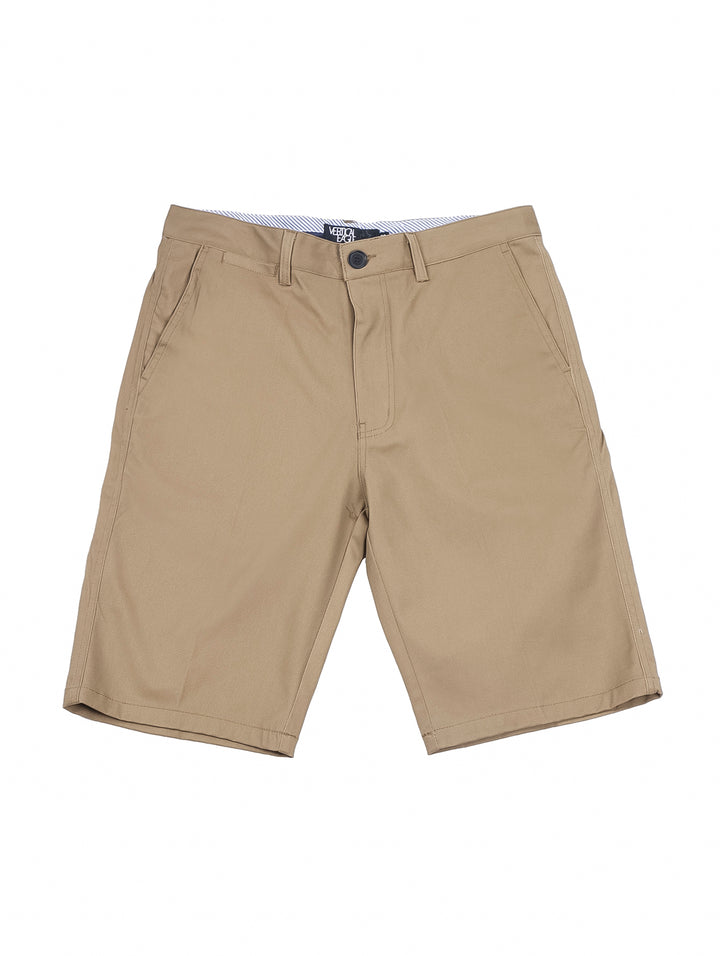 Hombre vistiendo shorts de gabardina color khaki y camiseta blanca sobre fondo blanco.