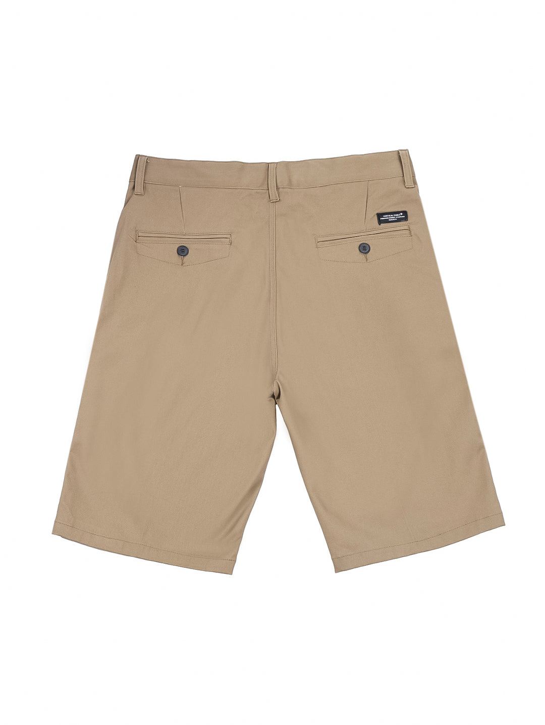 Hombre vistiendo shorts de gabardina color khaki y camiseta blanca sobre fondo blanco.