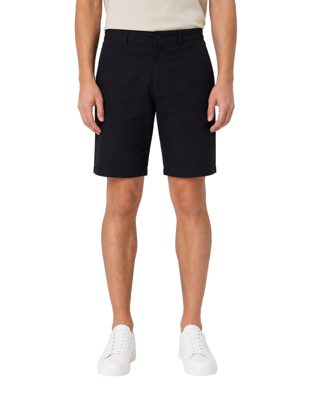 Hombre vistiendo shorts color navy de la marca Vertical Eagle y tenis blancos.