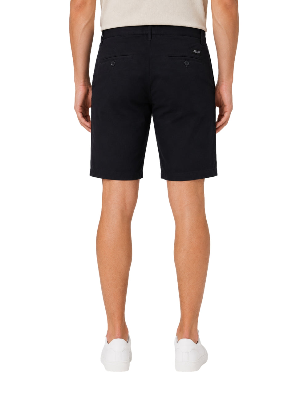 Hombre vistiendo shorts color navy de la marca Vertical Eagle y tenis blancos.