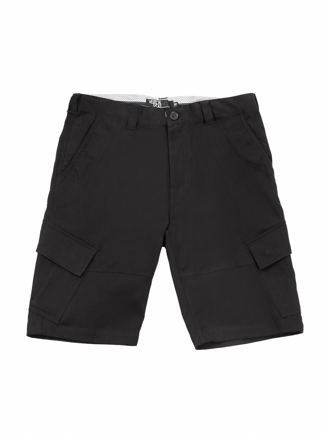 Hombre vistiendo shorts negros Vertical Eagle y camiseta gris sobre fondo blanco.