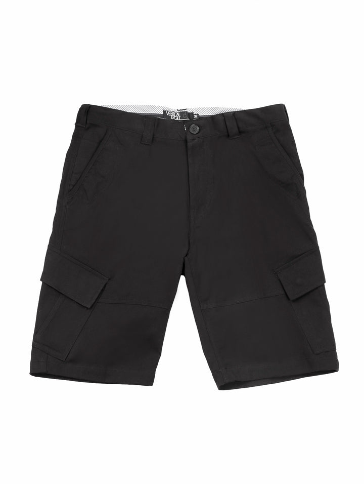 Hombre vistiendo shorts negros Vertical Eagle y camiseta gris sobre fondo blanco.