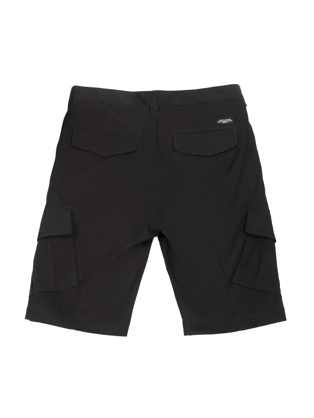 Hombre vistiendo shorts negros Vertical Eagle y camiseta gris sobre fondo blanco.