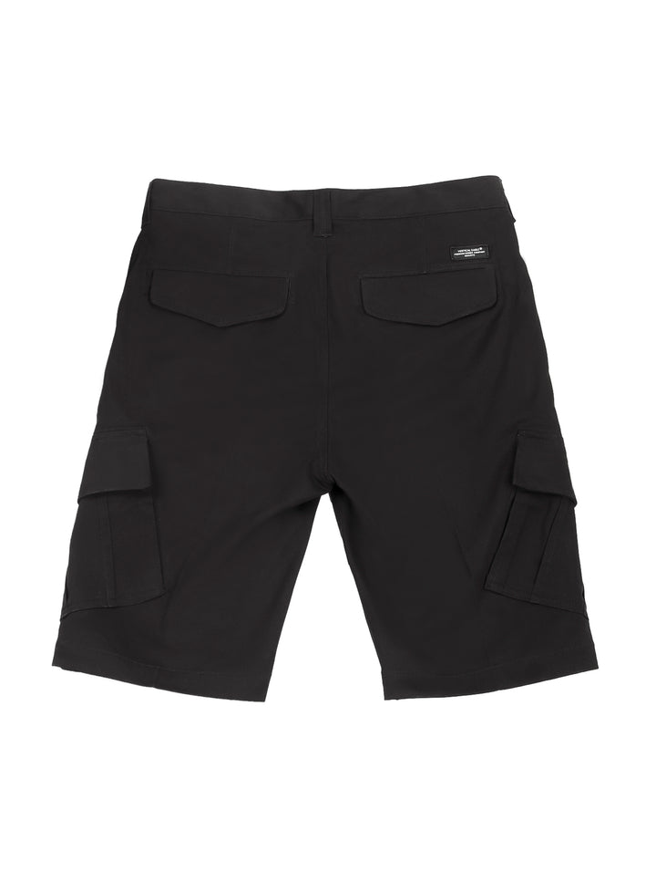 Hombre vistiendo shorts negros Vertical Eagle y camiseta gris sobre fondo blanco.