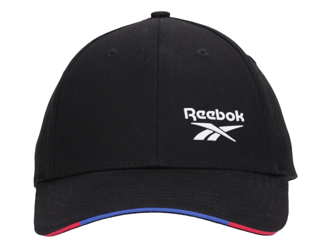 Gorra deportiva Reebok de color negro con logotipo blanco y detalles en azul y rojo en el borde de la visera.