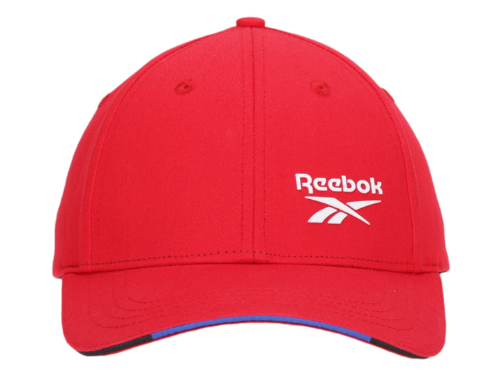 Gorra deportiva Reebok de color rojo con logotipo blanco frontal y detalles azules y negros en la visera.