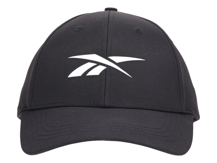 Gorra deportiva Reebok de color negro con logotipo frontal en color blanco.