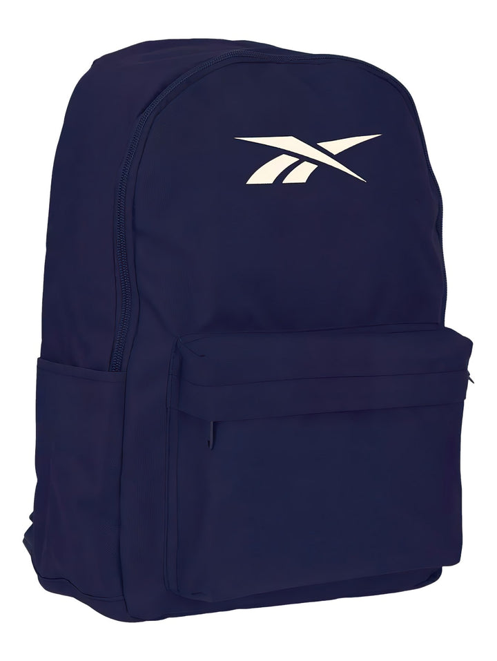 Mochila deportiva Reebok de color azul marino con logotipo blanco en la parte superior y bolsillo frontal.