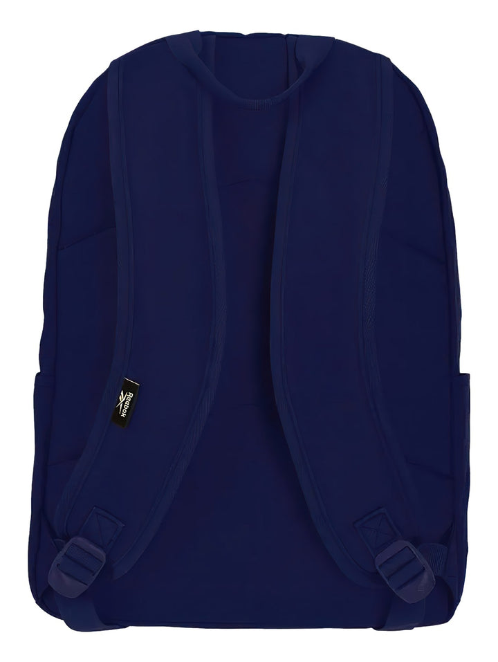 Mochila deportiva Reebok de color azul marino con logotipo blanco en la parte superior y bolsillo frontal.
