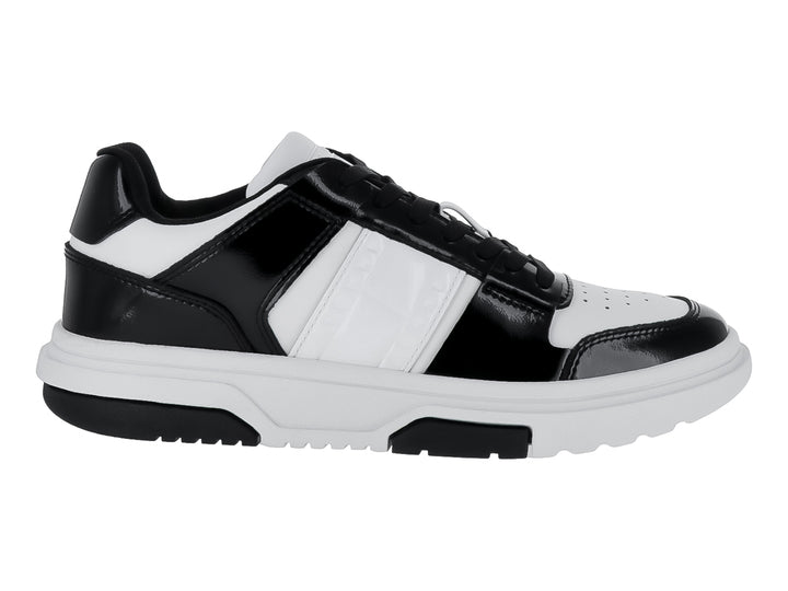 Tenis Tommy Hilfiger modelo The Brooklyn en colores blanco y negro con acabado brillante tipo charol.
