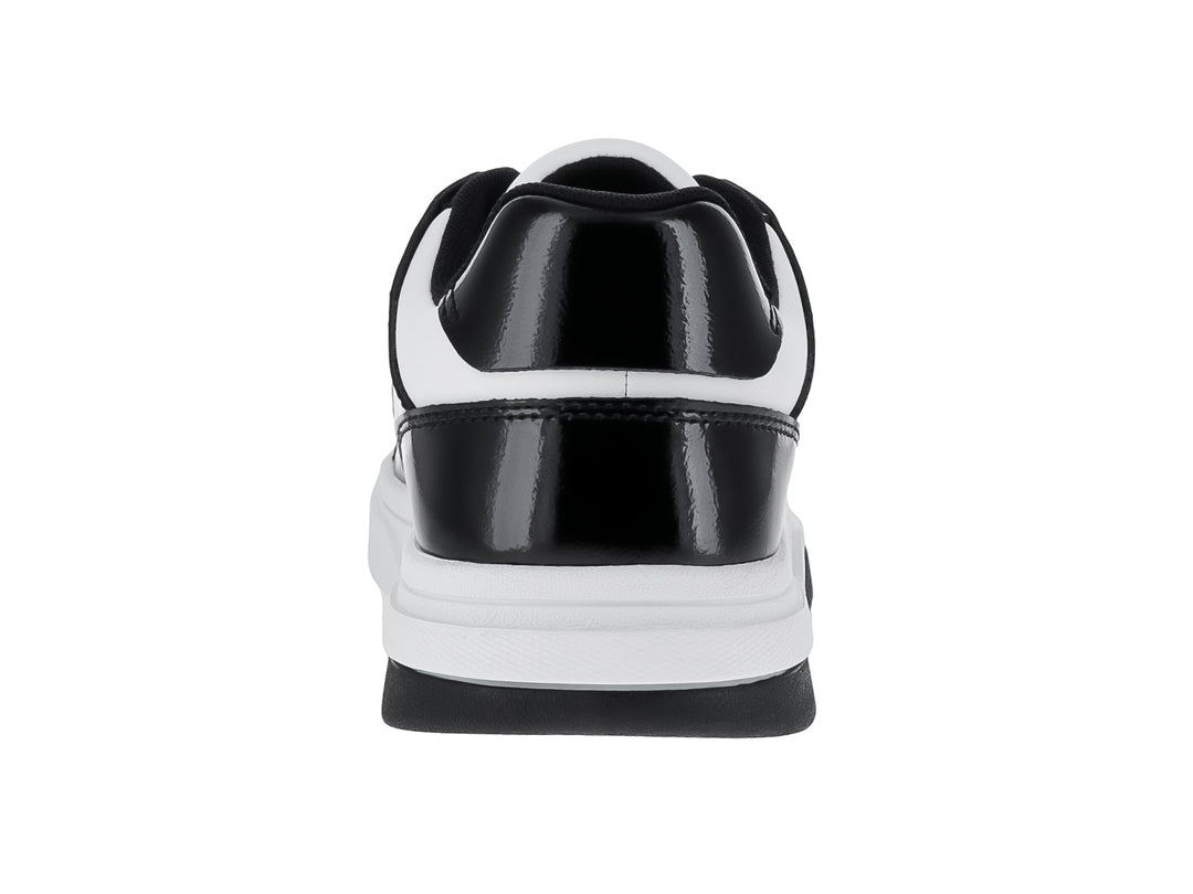 Tenis Tommy Hilfiger modelo The Brooklyn en colores blanco y negro con acabado brillante tipo charol.