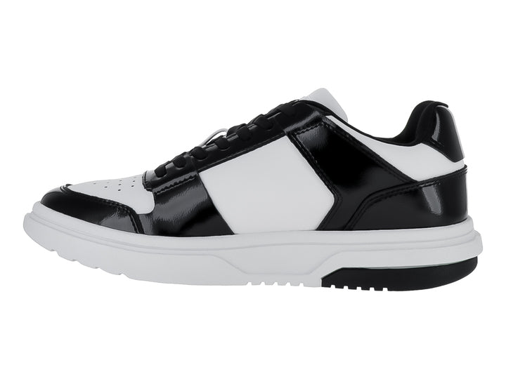Tenis Tommy Hilfiger modelo The Brooklyn en colores blanco y negro con acabado brillante tipo charol.