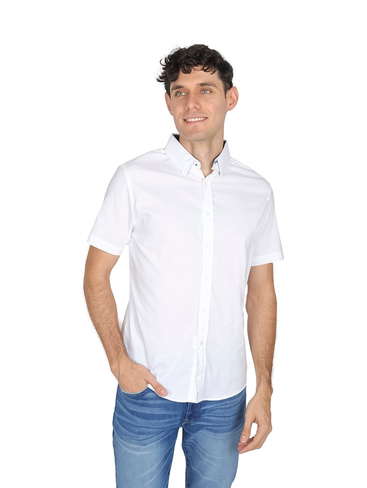 Hombre vistiendo una camisa blanca de manga corta y cuello, estilo casual.