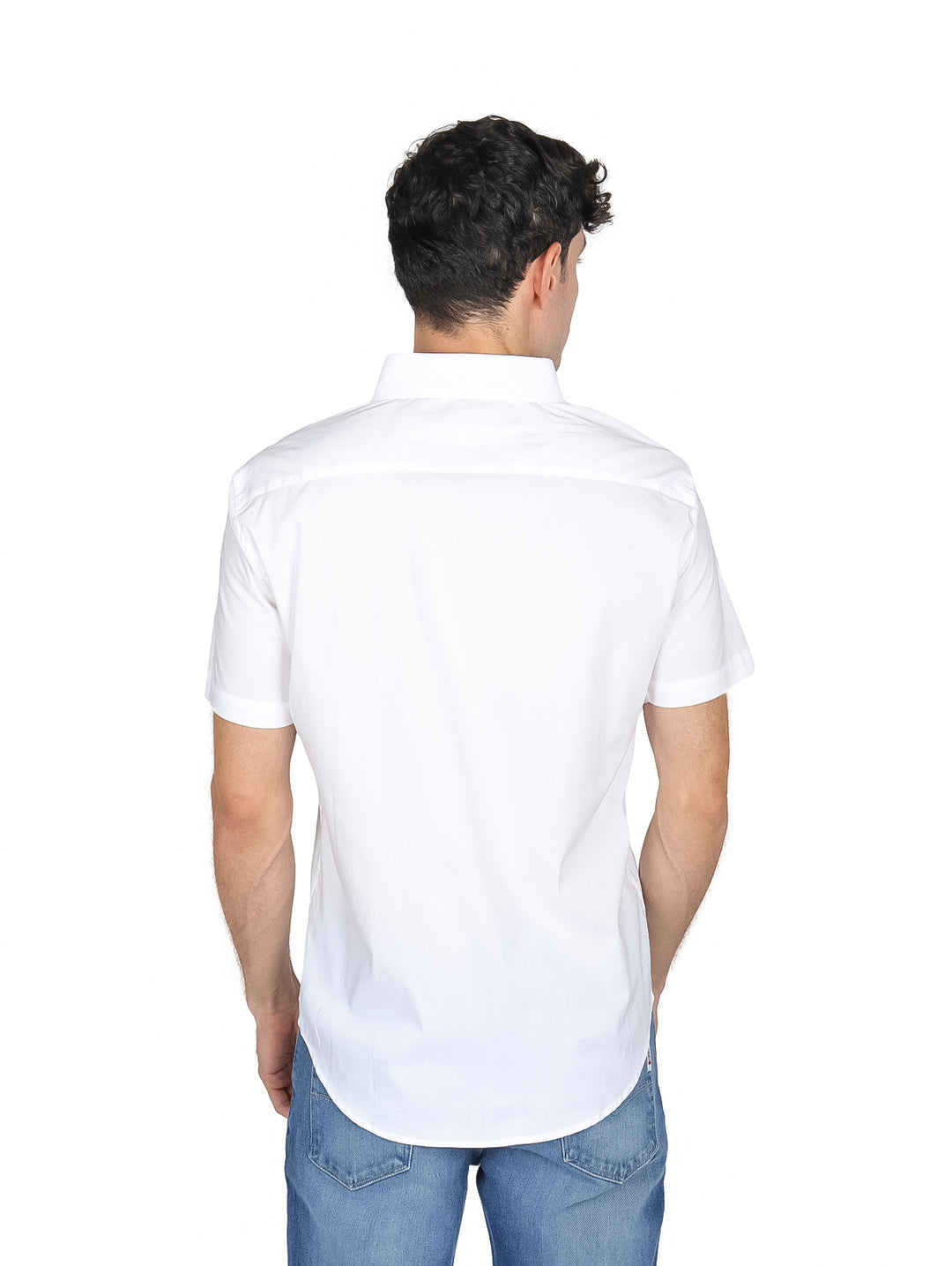 Hombre vistiendo una camisa blanca de manga corta y cuello, estilo casual.