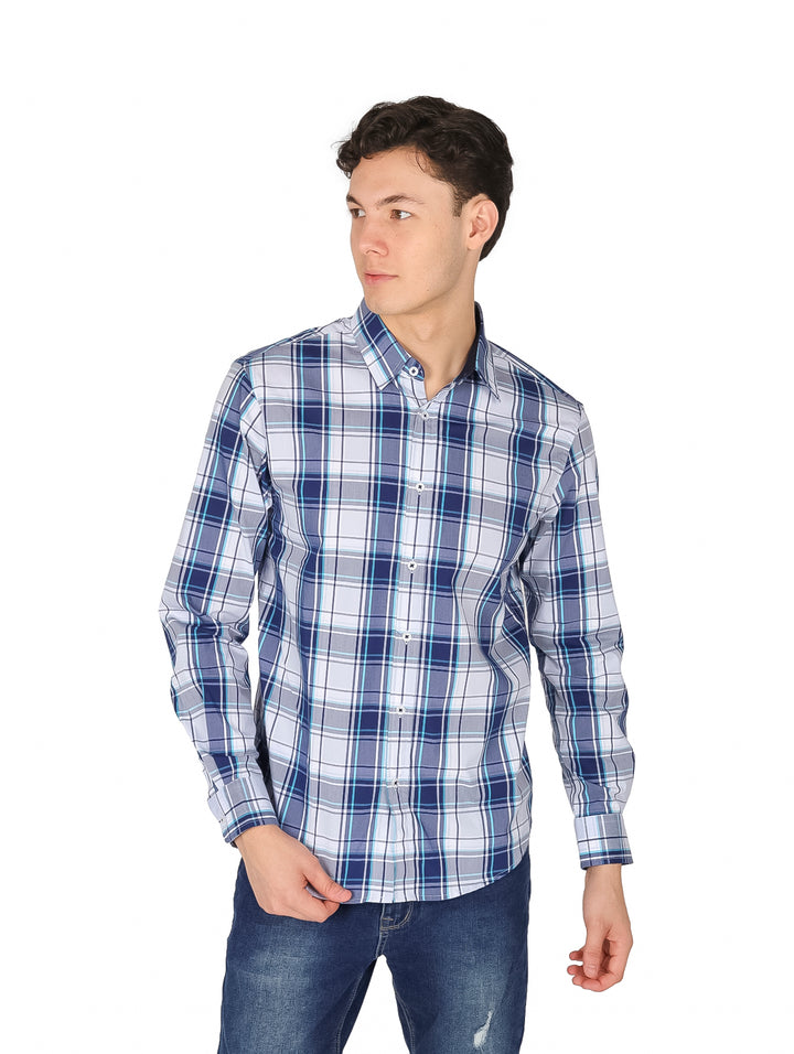Hombre vistiendo una camisa de manga larga con estampado de cuadros en colores azul y gris.