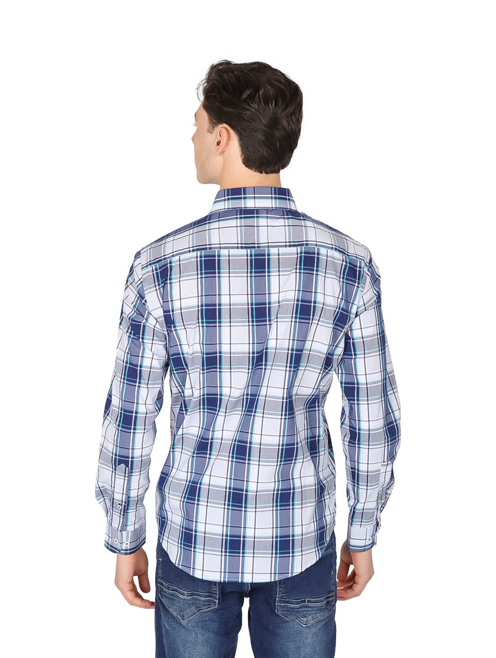 Hombre vistiendo una camisa de manga larga con estampado de cuadros en colores azul y gris.