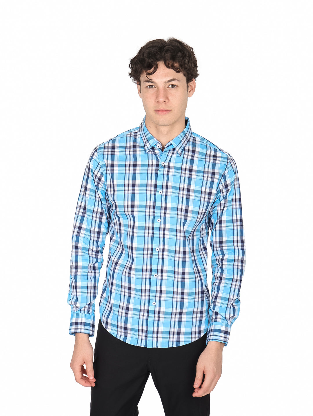 Hombre vistiendo camisa de manga larga con estampado de cuadros en colores azul y blanco.