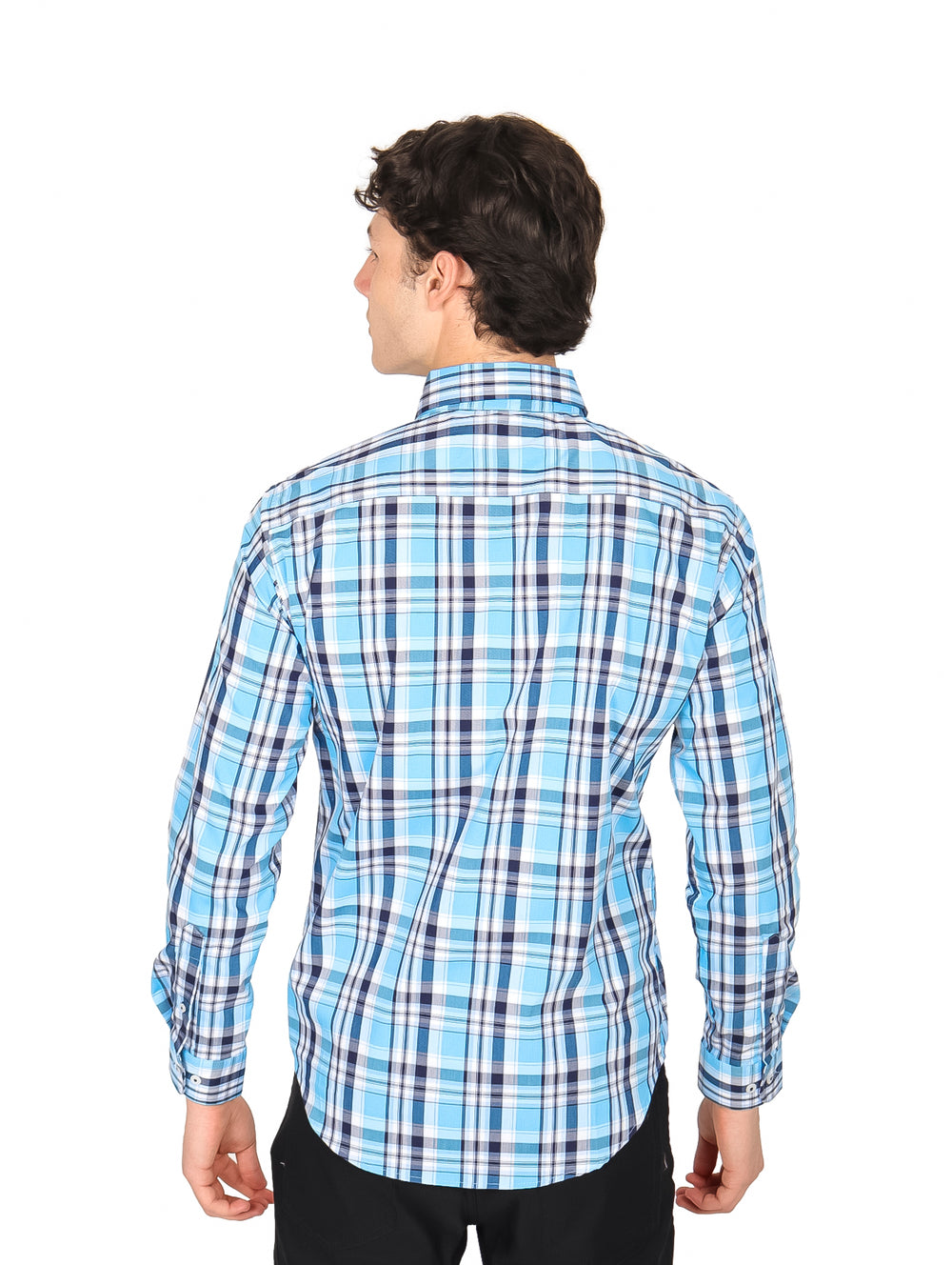 Hombre vistiendo camisa de manga larga con estampado de cuadros en colores azul y blanco.