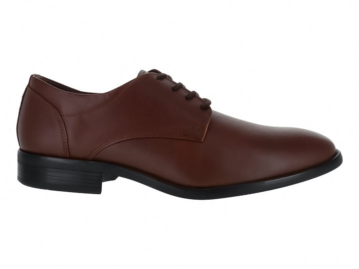 Zapato formal color cognac con cordones y suela negra.