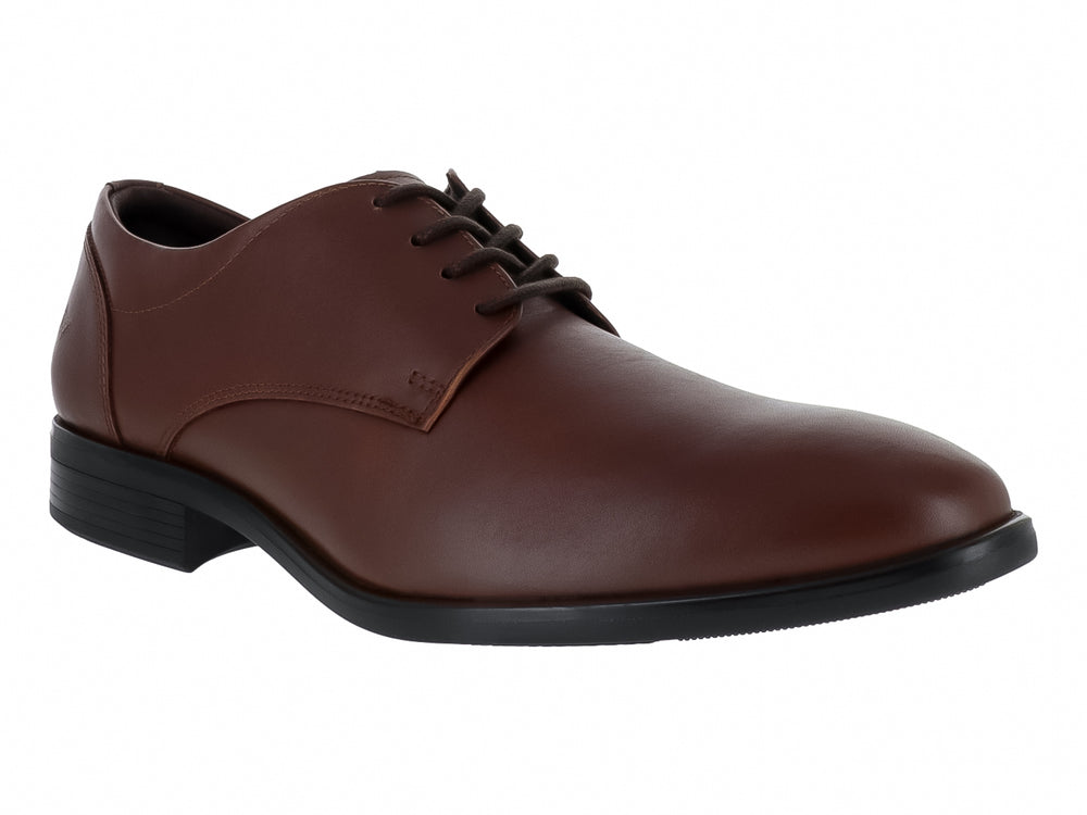 Zapato formal color cognac con cordones y suela negra.