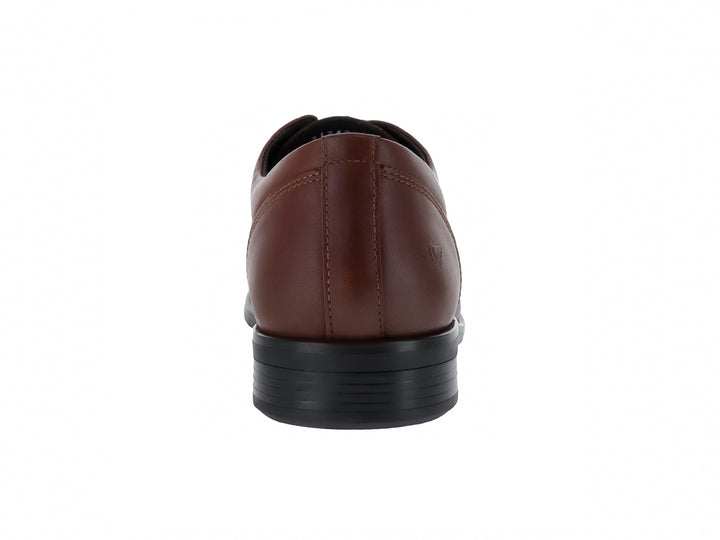 Zapato formal color cognac con cordones y suela negra.