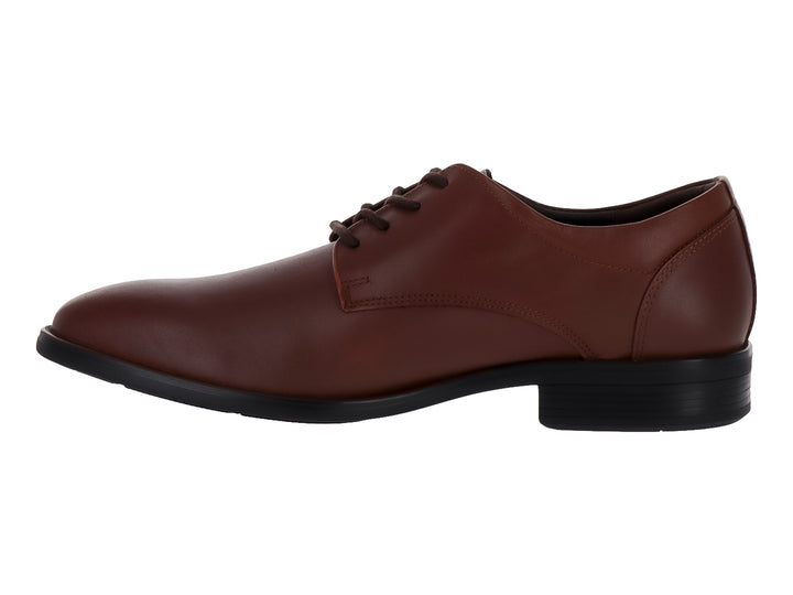 Zapato formal color cognac con cordones y suela negra.