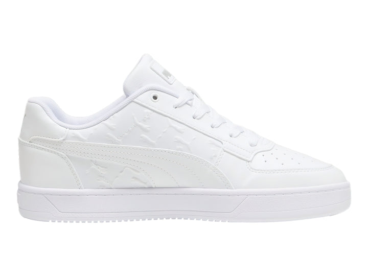 Tenis PUMA Caven 2.0 Superlogo en color blanco total con detalles de logo en relieve sobre el material.