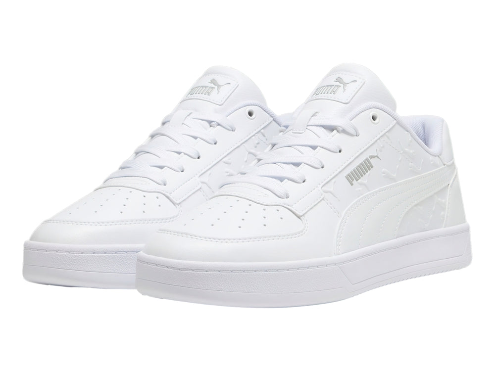 Tenis PUMA Caven 2.0 Superlogo en color blanco total con detalles de logo en relieve sobre el material.