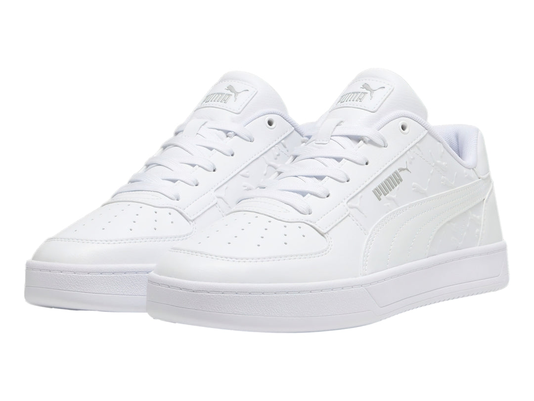 Tenis PUMA Caven 2.0 Superlogo en color blanco total con detalles de logo en relieve sobre el material.