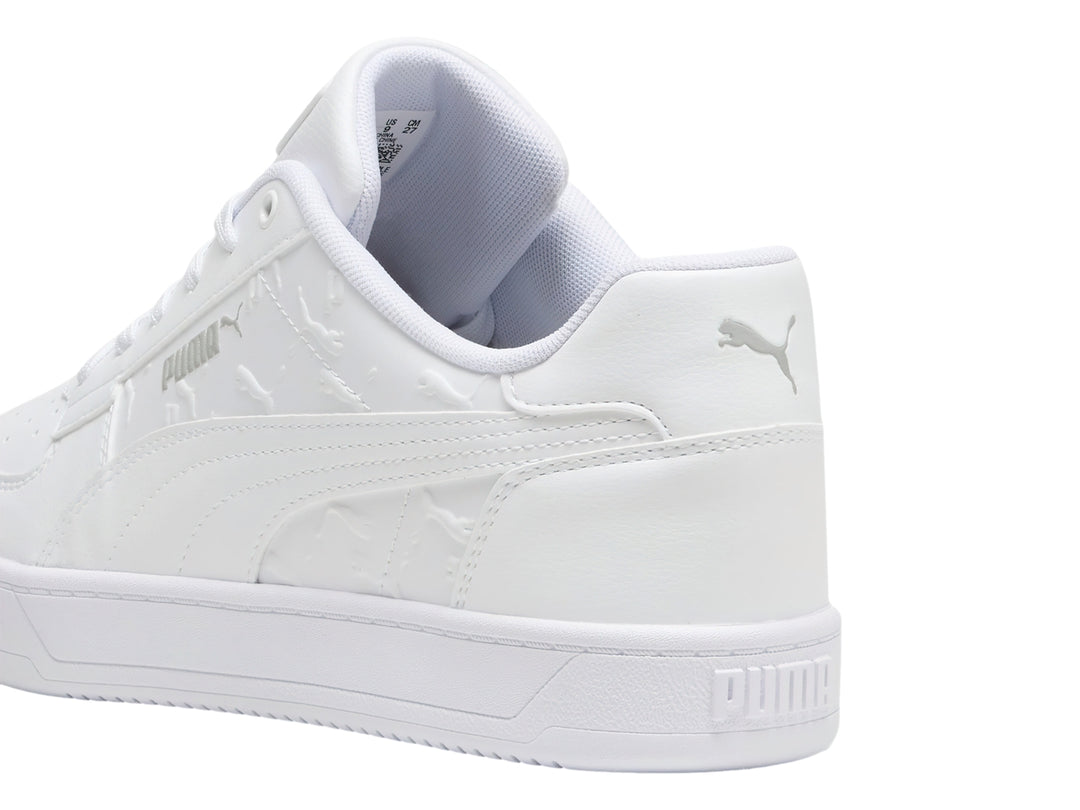 Tenis PUMA Caven 2.0 Superlogo en color blanco total con detalles de logo en relieve sobre el material.