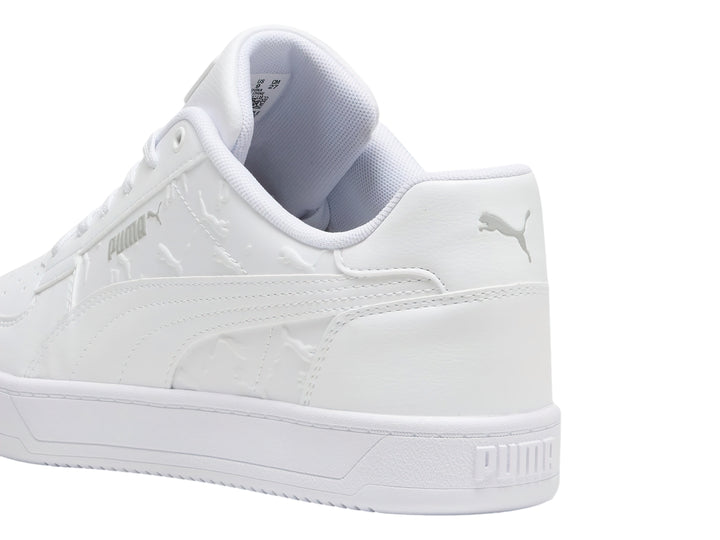 Tenis PUMA Caven 2.0 Superlogo en color blanco total con detalles de logo en relieve sobre el material.